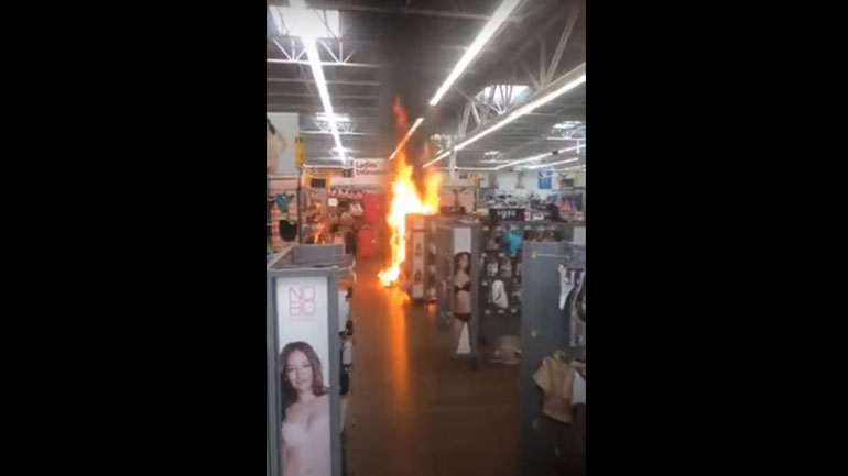 Πελάτης έσβησε φωτιά σε Walmart Πελάτης έσβησε φωτιά σε Walmart