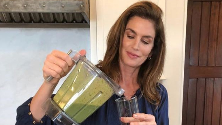 Αυτό είναι το smoothie που απολαμβάνει κάθε πρωί η Cindy Crawford
