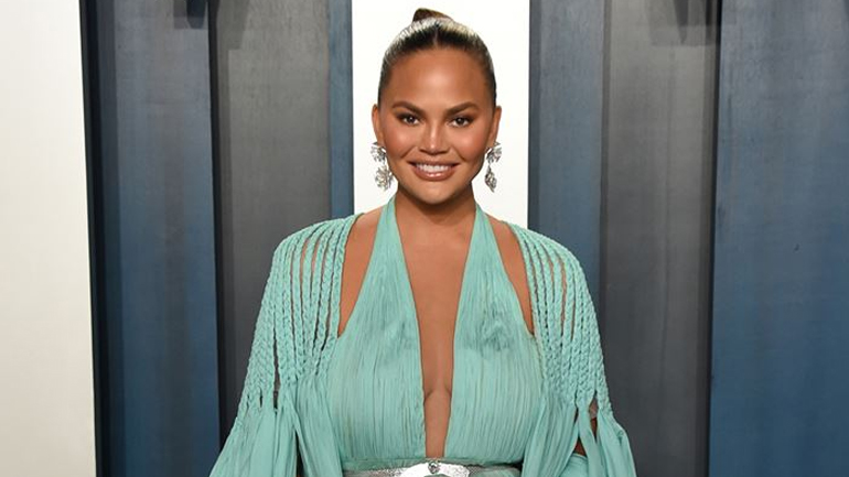 H Chrissy Teigen αποκάλυψε δημόσια σε ποια χειρουργική επέμβαση θα υποβληθεί