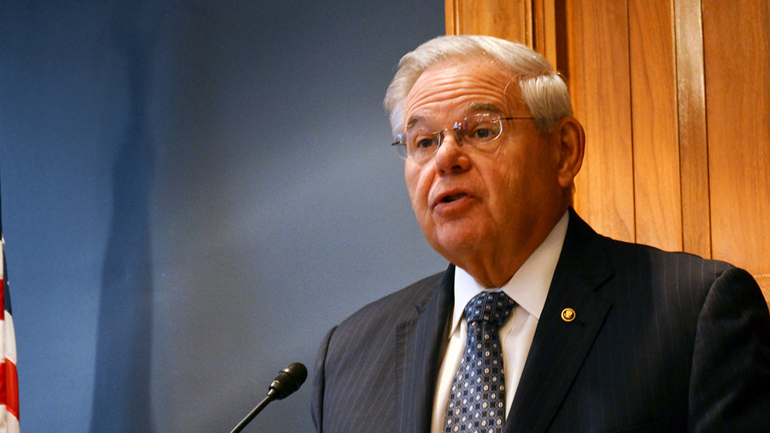 Γερουσιαστής Μενέντεζ: Ο Τραμπ ετοιμάζεται να προχωρήσει σε νέα μεγάλη πώληση όπλων στη Σαουδική Αραβία