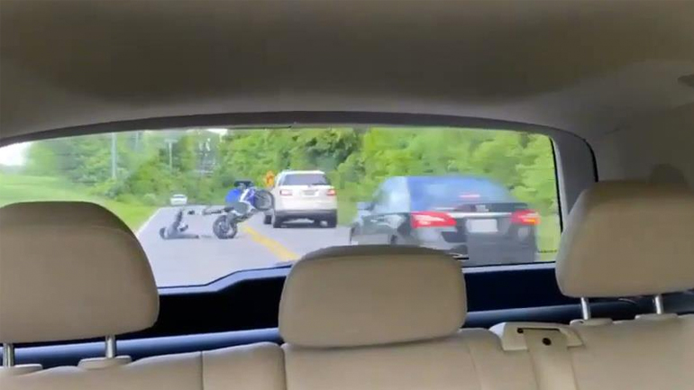 Μοτοσικλετιστής κάνει σούζα και προκαλεί ατύχημα 