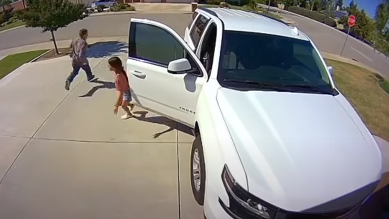 Ένα κορίτσι τρομάζει έναν κλέφτη