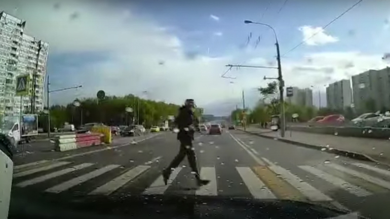 Πεζός σταματάει την κατάλληλη στιγμή Πεζός σταματάει την κατάλληλη στιγμή