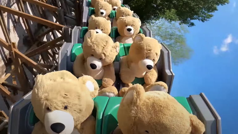 Aρκουδάκια σε τρενάκι ρόλερ κόστερ Aρκουδάκια σε τρενάκι ρόλερ κόστερ