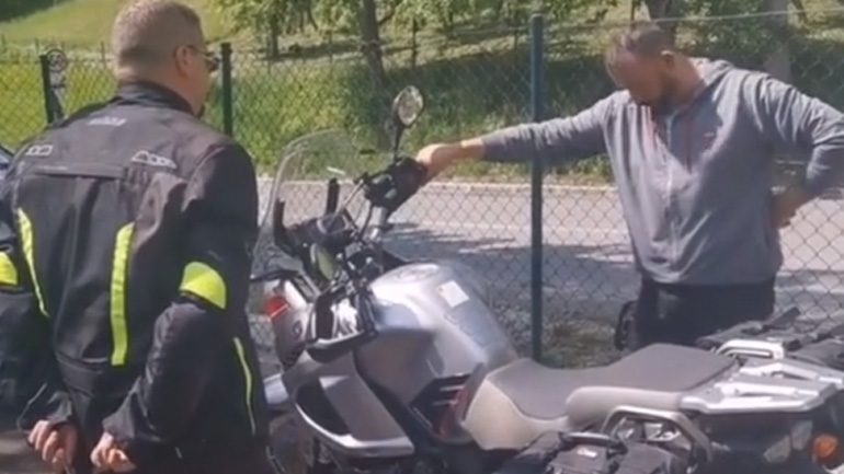 Φάρσα σε έναν μοτοσικλετιστή