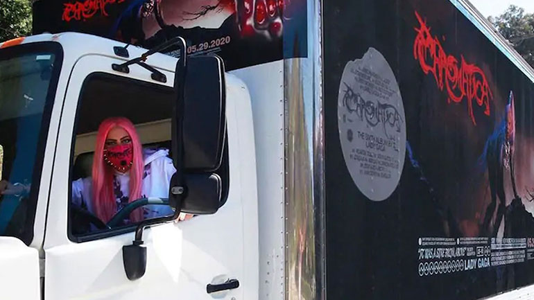 Η Lady Gaga παρέδωσε η ίδια με φορτηγό τα αντίτυπα του νέου της άλμπουμ στα καταστήματα