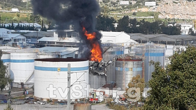 Μεγάλη πυρκαγιά σε εργοστάσιο στην Εύβοια