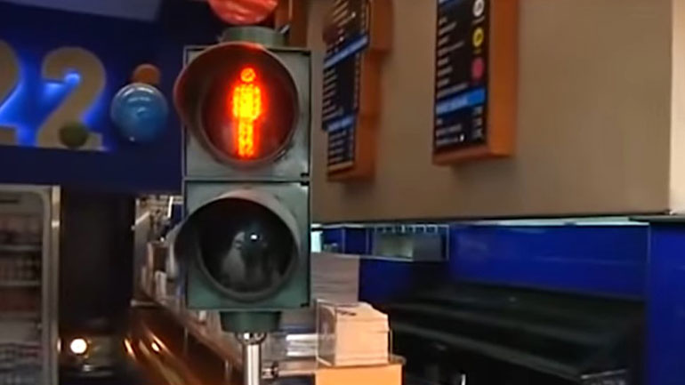 Ψητοπωλείο έβαλε… πεζοφάναρο για την τήρηση των αποστάσεων!