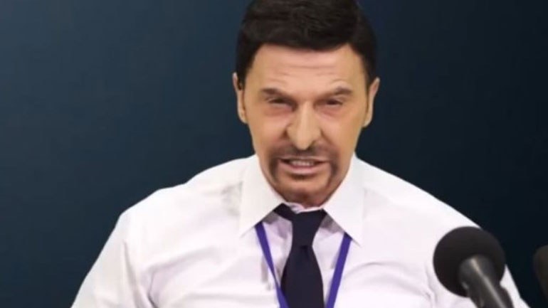 O Τάκης Ζαχαράτος υποδύεται τον Νίκο Χαρδαλιά