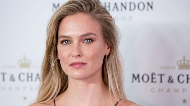 Η Bar Refaeli ποζάρει πάνω σε σκάφος με καυτό μπικίνι