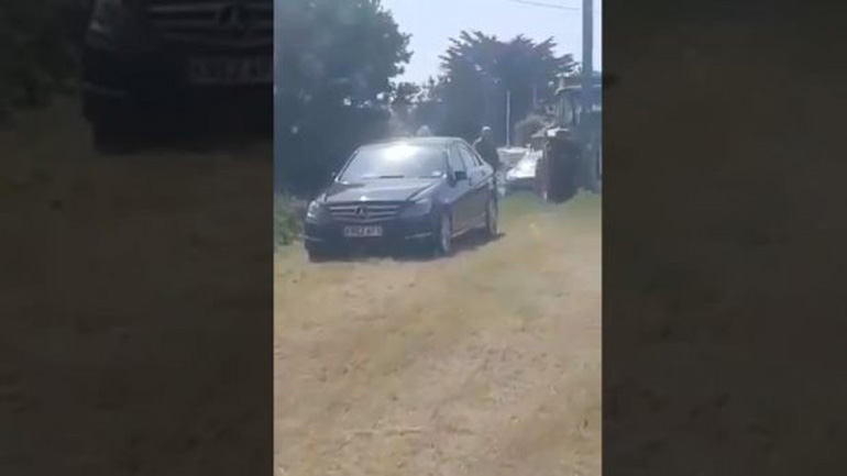 Αγρότης τιμωρεί οδηγό που πάρκαρε παράνομα στο χωράφι του