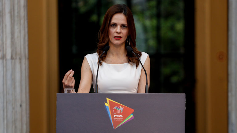 Αχτσιόγλου: «Ο κ. Βρούτσης μειώνει 20% τους μισθούς όσων “τυχερών” δεν απολυθούν»