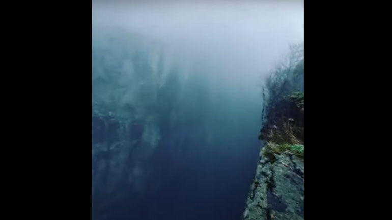 Θαυμάζοντας ένα φιόρδ από ψηλά