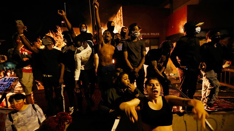 Συνέλαβαν στον αέρα δημοσιογράφο του CNN στη Μινεσότα