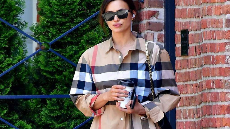 Irina Shayk: Παραδίδει μαθήματα στυλ φορώντας τη νέα It bag του οίκου Burberry