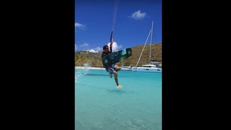 Kitesurfer περπατάει στο νερό