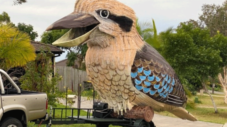 Καλλιτέχνης δημιούργησε τεράστιο γλυπτό κουκαμπούρα