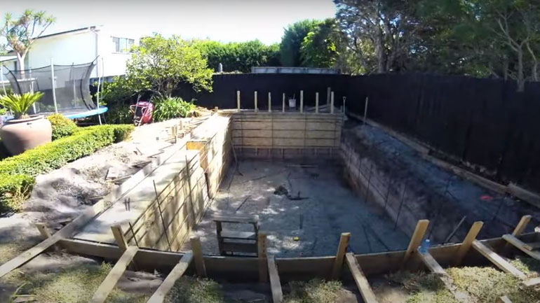 Δείτε πώς φτιάχνεται μια πισίνα