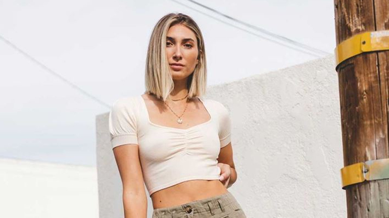 Αυτό το T-shirt φορούν τώρα όλα τα κορίτσια της μόδας!