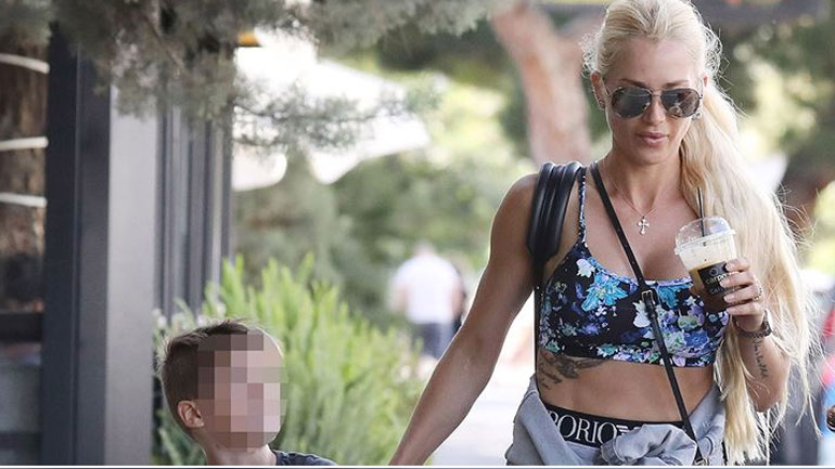 Βικτώρια Καρύδα: Πρωινή βόλτα με τον γιο της στη Γλυφάδα