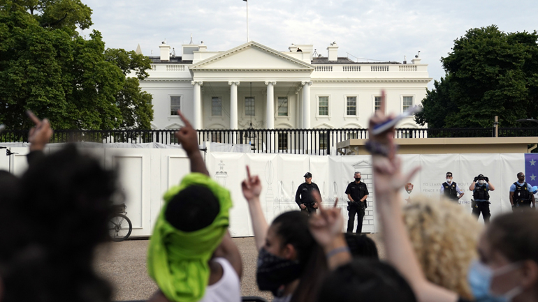 Οργή διαδηλωτών μπροστά στον Λευκό Οίκο για τη δολοφονία του Τζορτζ Φλόιντ