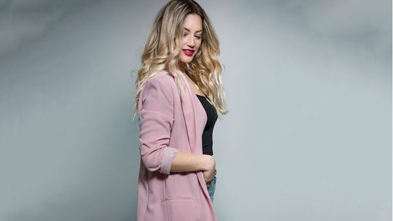 Η Εύα Τσάχρα ποζάρει αγκαλιά με την 2 μηνών κόρη της