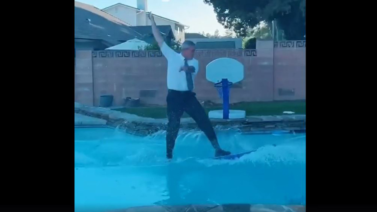 Πατέρας κάνει τα πάντα για να μην αργήσει στη δουλειά