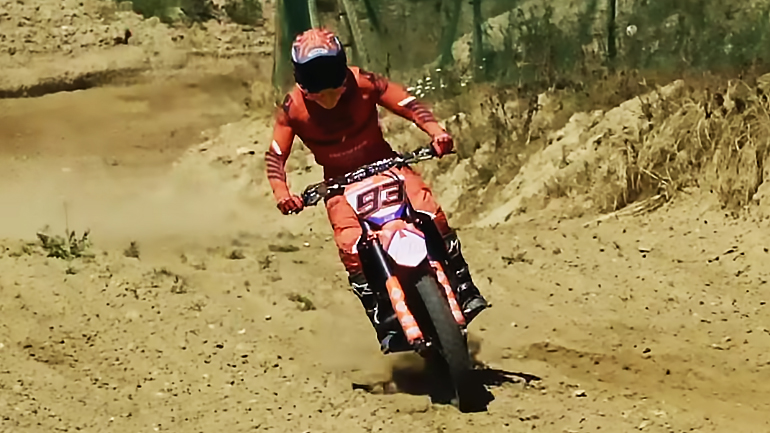 Η χωμάτινη προπόνηση του Marc Marquez