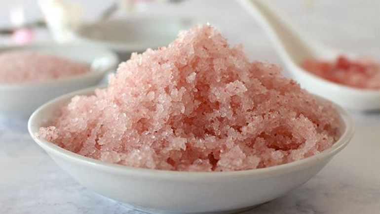 DIY body scrub με αιθέριο έλαιο τριαντάφυλλο