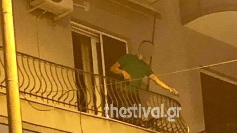 Θεσσαλονίκη: Μεθυσμένος πετούσε γλάστρες και αντικείμενα από το μπαλκόνι του