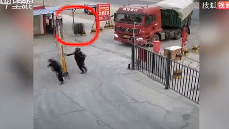 Έφυγαν τα ελαστικά από το φορτηγό και έγινε χαμός! Έφυγαν τα ελαστικά από το φορτηγό και έγινε χαμός!