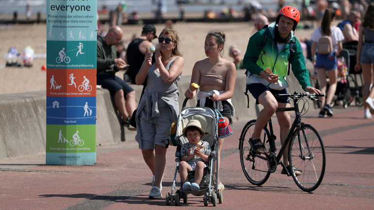 Στους δρόμους 2 εκ. Άγγλοι έπειτα από 2,5 μήνες