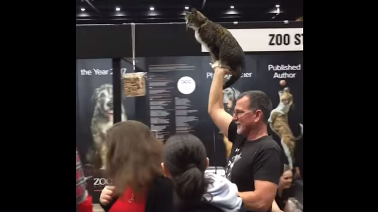 Κάντε στην άκρη, περνάει η βασίλισσα!