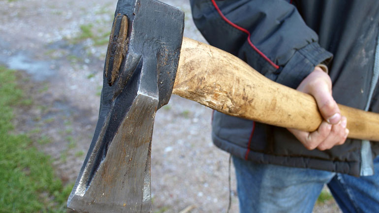 Χανιά: Άνδρας με τσεκούρι επιχείρησε να εισβάλει σε σπίτι ηλικιωμένου