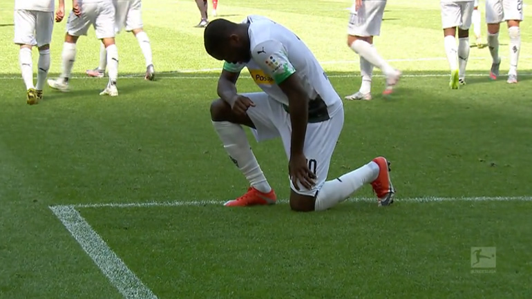 Γκλάντμπαχ-Ουνιόν: Ο Τουράμ γονάτισε μετά το γκολ του ως ένδειξη διαμαρτυρίας για τη δολοφονία του Φλόιντ