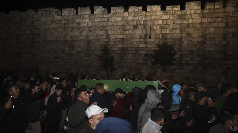 Πλήθος κόσμου στην κηδεία του Παλαιστίνιου που σκοτώθηκε από ισραηλινά πυρά