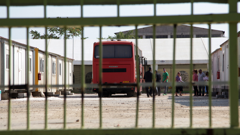 Συγκέντρωση έξω από τη δομή του Ελαιώνα