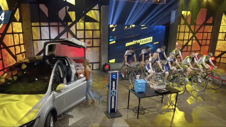 Ποδηλάτες φορτίζουν την μπαταρία ενός Tesla