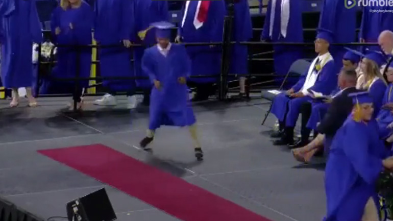 Breakdance κατά την τελετή αποφοίτησης