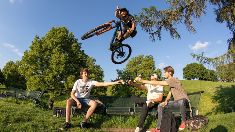 Ο Wyn Masters πηδάει άλματα στο Μόναχο