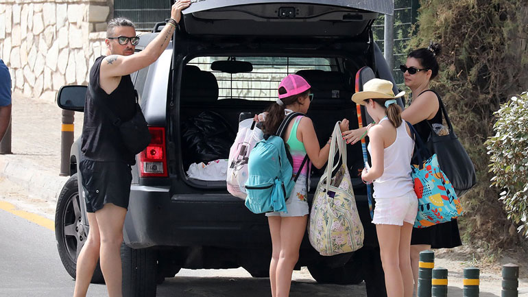 Μαρία Κορινθίου-Γιάννης Αϊβάζης: Οι πρώτες βουτιές με την κόρη τους στη Βουλιαγμένη