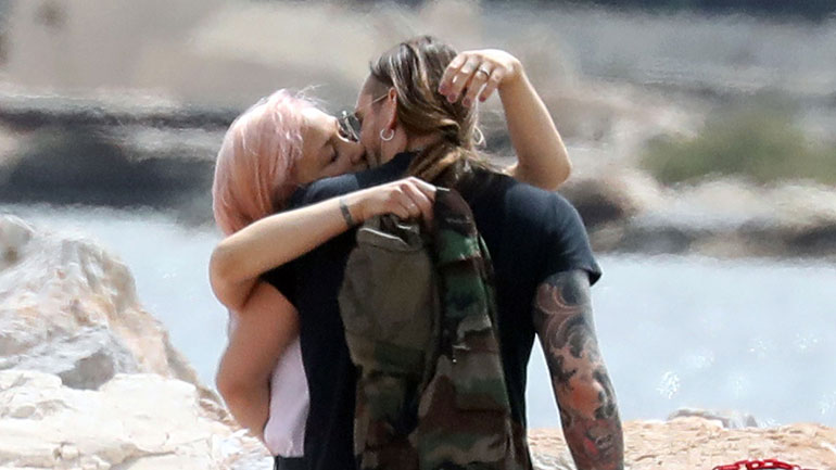 Πηνελόπη Αναστασοπούλου – Φώτης Μπερνάντο: Τρυφερά φιλιά στην παραλία