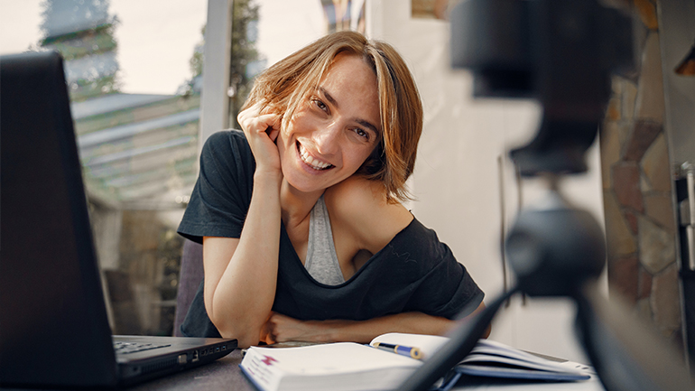 Οι Έλληνες φλέρταραν λιγότερο κατά την περίοδο της καραντίνας μέσω εφαρμογών και sites γνωριμιών