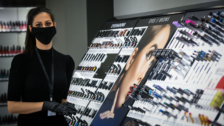 Το Επαγγελματικό Επιμελητήριο Αθηνών μοιράζει 100.000 μάσκες και αντισηπτικά σε καταστήματα