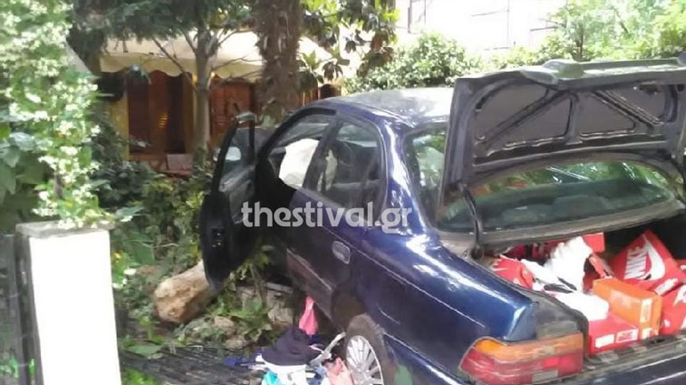 Αυτοκίνητο διαρρηκτών έπεσε σε αυλή οικοδομής μετά από καταδίωξη