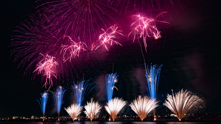 Δεκάδες πυροτεχνήματα εκτοξεύθηκαν στην Ιαπωνία για να ξορκίσουν την πανδημία