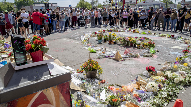 Σιγεί η μουσική βιομηχανία των ΗΠΑ για τον θάνατο του Φλόιντ