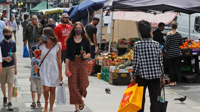 Ανοίγουν κάποια σχολεία και υπαίθριες αγορές στη Βρετανία