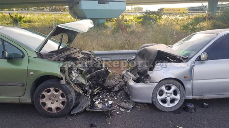 Σφοδρή μετωπική σύγκρουση οχημάτων με τραυματίες στη Λαμία