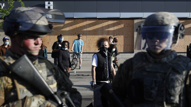 Το Πεκίνο καταγγέλλει την αμερικανική «χρόνια ασθένεια» του ρατσισμού